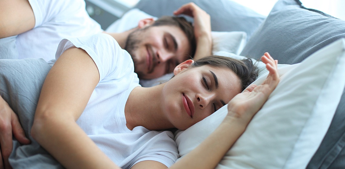 Ein Paar das in einem Bett gemütlich schläft