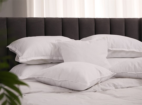 Mehrere Kissen auf einem Bett