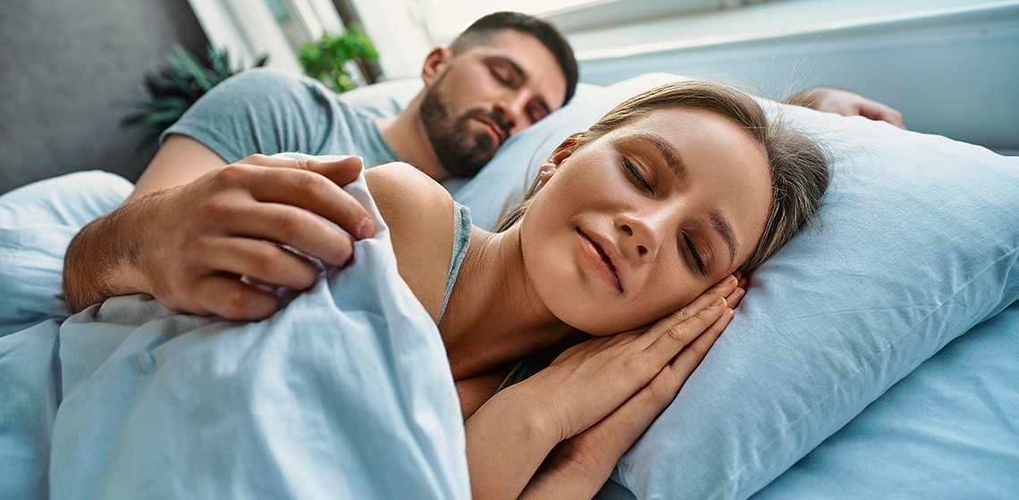 Ein Paar schlafend in einem Bett